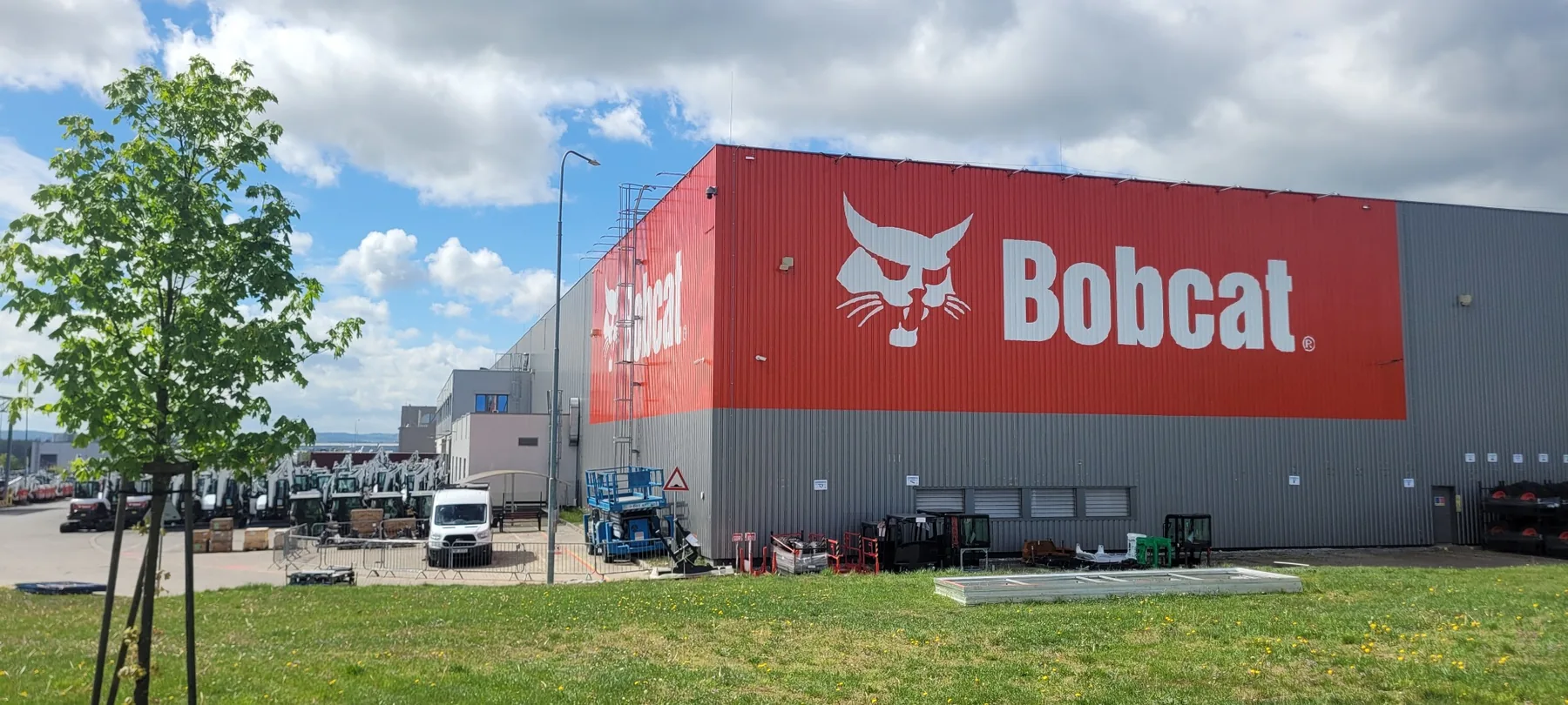 Montáž reklamních bannerů a malba nápisů na fasády