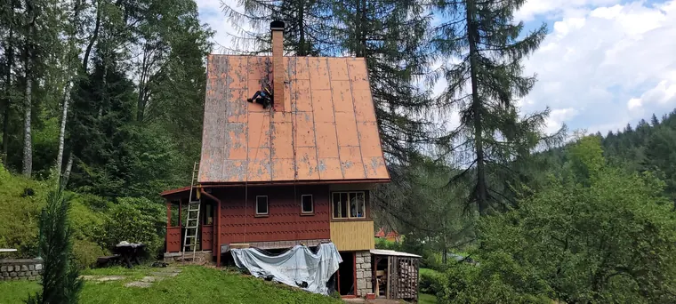 Nástřik střechy chaty Prostřední Bečva – před